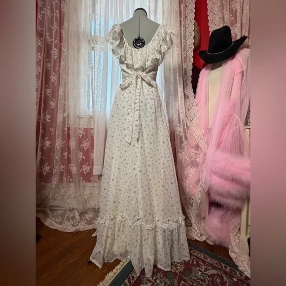 Vintage White Floral Maxi Off Shoulder Maxi Dress - Picture 3 of 3